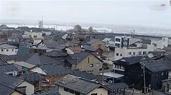 Enormes olas se precipitan a tierra tras el terremoto que sacudió Japón