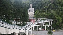 Genting Highlands, Pahang, Malaysia - 8. April 2024: Große Buddha-Statue im Chinesischen Höhlentempel, einem chinesischen Tempel an der malerischsten Stelle des Genting Highlands