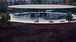 Drohnenflug zeigt Steve Jobs Theater im Apple Park