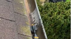 Dach & Fassade on Instagram: "Selbstverständlich wird nach der Dachrinnenreinigung und Fallrohrreinigung mit einer Spirale auch die Dachrinne ausgewaschen und alles was zu Boden ging ordentlich zusammen gekehrt und entsorgt…✌🏽😊"