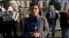 Mladi aktivisti su, uoči konstitutivne sednice Skupštine Srbije, organizovali performans i gađali zgradu kupusom i šargarepom. #n1srbija #srbija #foryou #foryourpage #fyp #n1info