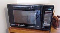 1988 Sharp Carousel II (R-4H80) Microwave Oven (Heating Water)