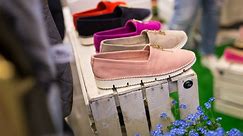 Modne płaskie i wygodne buty na wiosnę 2024. Sneakersy, lordsy, baleriny, slip on, mokasyny- zobacz propozycje ze sklepów