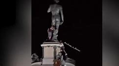 Il video della "scalata" al David di piazzale Michelangelo a Firenze