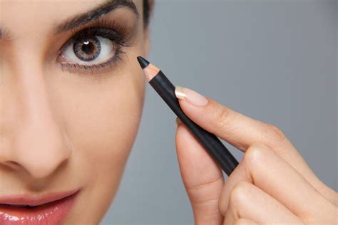 how to apply eyeliner step by step tips for liquid and pencil