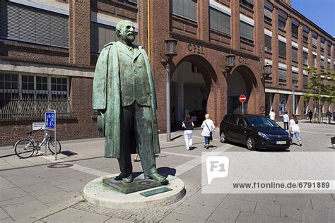 statue von adam opel vor dem alten portal der opel werke ruesselsheim