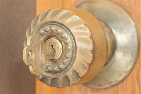 close  van sleutel binnen sleutelgat op deurknop stock afbeelding image  bruin deur