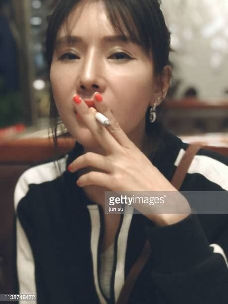 Smoking Asian Girls Photos Et Images De Collection Getty Images