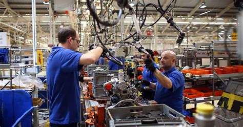 uk manufacturers report strongest export growth  late  bcc