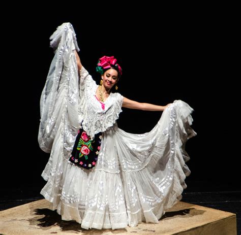 Mexican Dancer Traditional Mexican Dress Folklorico Dresses Mexican