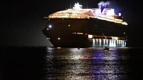 worlds largest cruise ship royal caribbeans symphony   seas docks  port canaveral
