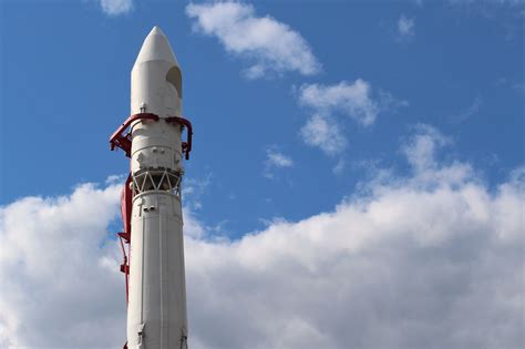 무료 이미지 구름 등대 하늘 코스모스 기념물 항공기 모델 차량 탑 푸른 로켓 쏘다 쪽으로 연료