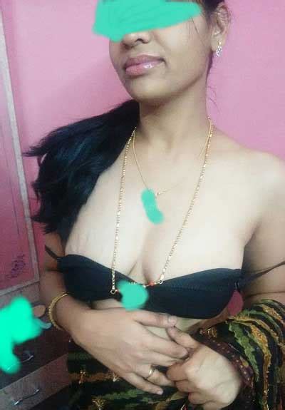 bhabhi striptease photos dewar ke samne saree kholi hot