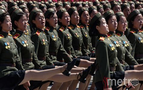 Корейские девушки промаршировали перед Ким Чен Ыном в мини юбках на