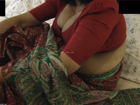 aunty wearing saree showing boobs pics