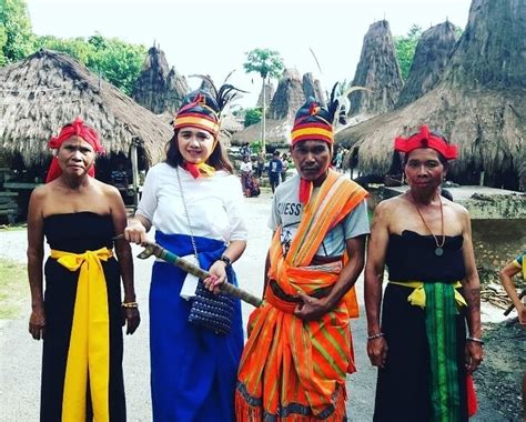 indahnya wisata budaya kampung adat praijing sumba