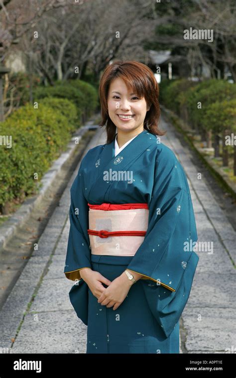 Schöne Japanerin Tragen Traditionelle Kimono Posen In Kyoto Backstreet