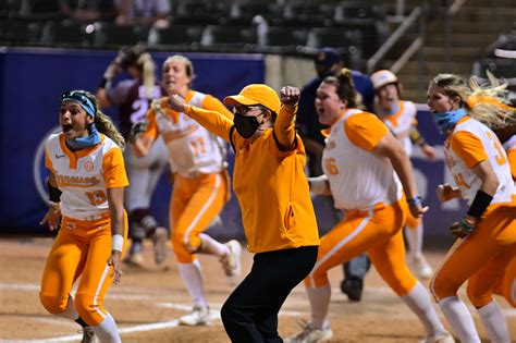 See Tennessee Softball S Ivy Davis Hit Ninth Inning Walk Off Double