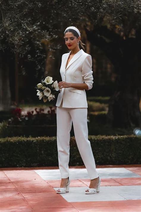 traje de chaqueta  pantalon color blanco  novia civil