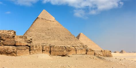 egypt investigating photo of couple naked on top of great pyramid