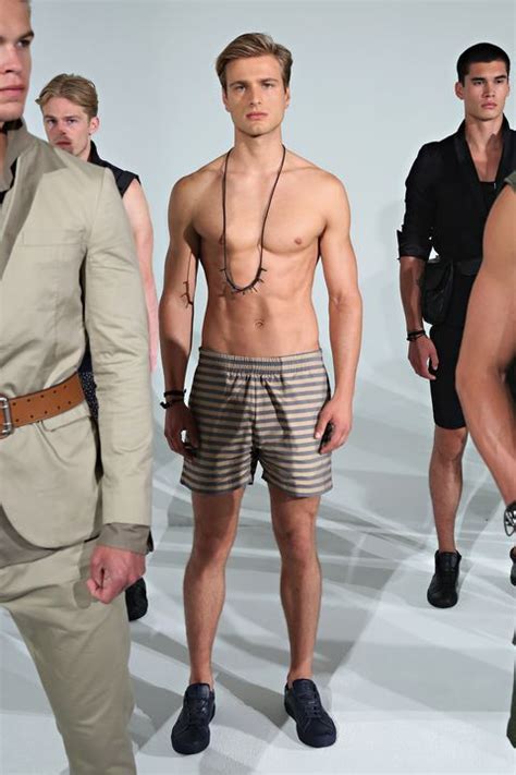 28 Ridiculously Hot Shirtless Male Models