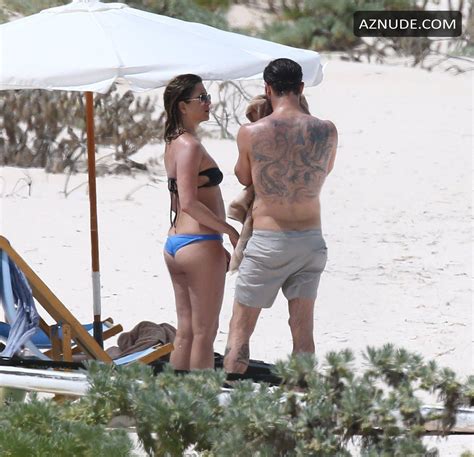 Jennifer Aniston Wearing Bikini On The Beach In The