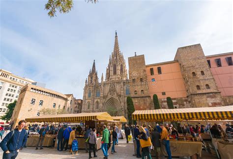 barcelona spanje februari   markt dichtbij de kathedraal van het heilige kruis en st