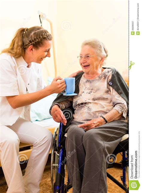 jonge verpleegster en vrouwelijke oudste  verpleeghuis stock afbeelding image  hulp