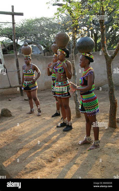 las niñas vestían con reborde zulú tradicional vestimenta y llevar