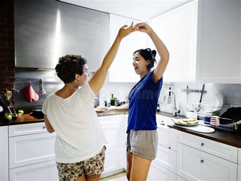 Pares Lésbicas Que Cozinham Na Cozinha Junto Imagem De Stock Imagem