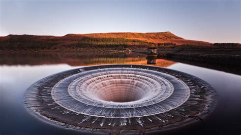 plugholes  ladybower reservoir engeland united kingdom unbelievable pictures