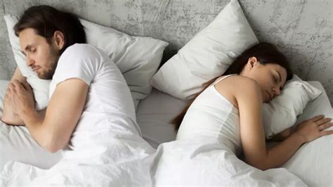 sleep divorce अमेरिका में लोग पार्टनर से ले रहे हैं स्लीप डाइवोर्स