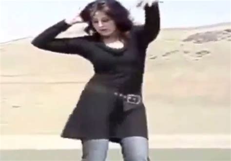 video of iranian woman removing hijab and dancing in desert goes viral trending stories