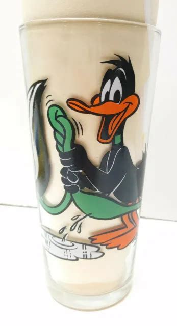 Vintage 1976 Looney Tunes Daffy Duck And Pepe Le Pew Glass ~ Pepsi
