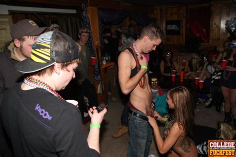 drunk horny college girl gets fucked at the mardi gras party pichunter