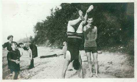 26 Vintage Snapshots Capture People Have Fun On The Beach From Between