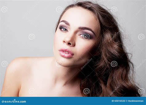 portret van mooi vrouwelijk model met groene ogen op achtergrond stock afbeelding image