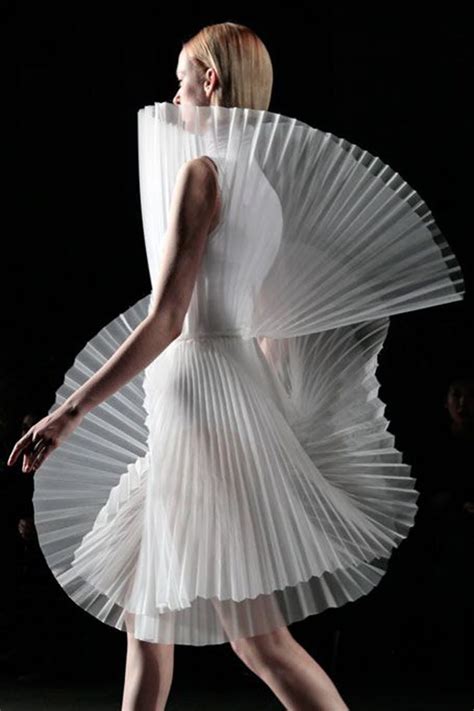 sculptural origami garment designed  pleats architecture fashion sculptural fashion