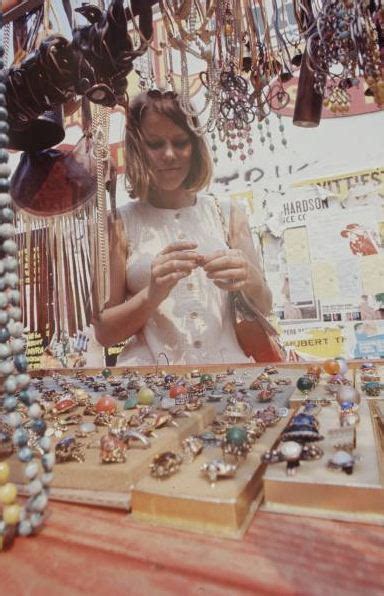 Amazing Color Photos Of Hippie Peddlers In The 1960s 70s
