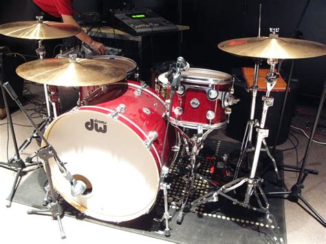 dw drums collectors series ruby glass satin chrome hardware image