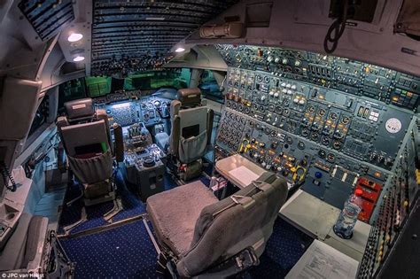 pilot captures  cockpits  views   amazing photo series boeing  cockpit