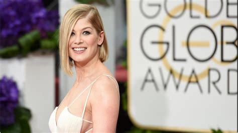 Rosamund Pike I Care A Lot Actress Buries Awards In Garden Bbc News