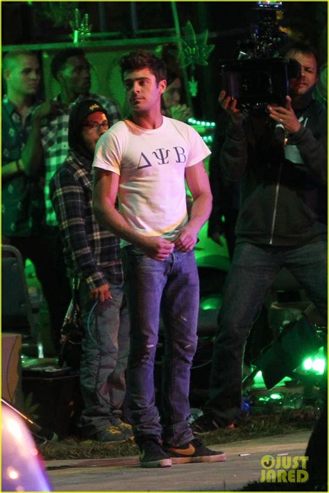 zac efron shows off his guns on townies set photo 2877251 dave