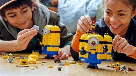 lego brick built minions  lair despicable  building set lets  build  figurines