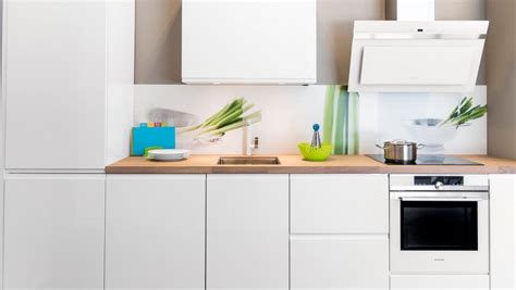 keukenloodsnl pura hoogglans wit witte rechte keuken met houten werkblad materiaal