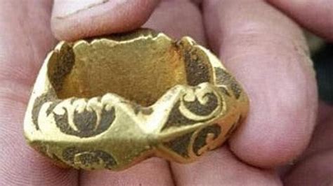 amateur treasure hunter unearths 1 800 year old gold roman signet ring