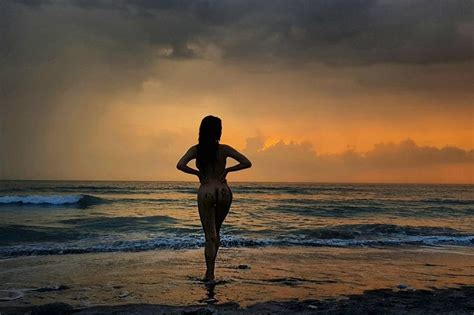 Look Ellen Adarna Frolics At The Beach Naked Abs Cbn News