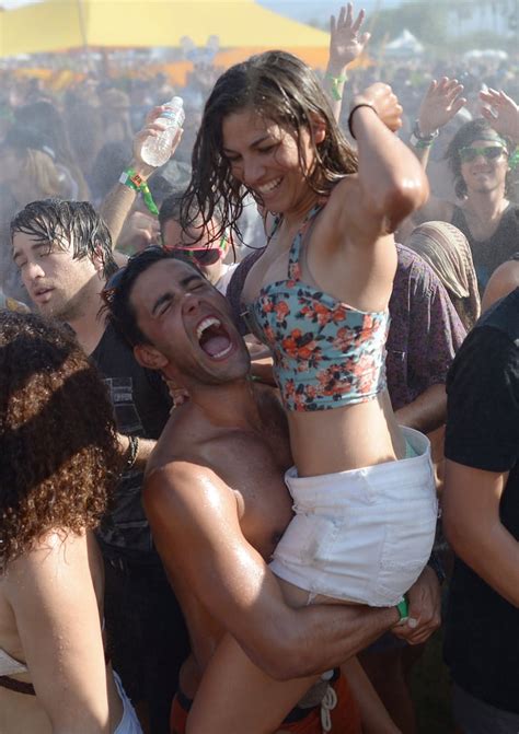 A Twosome Got Wet In The Coachella Crowds Cute Couples