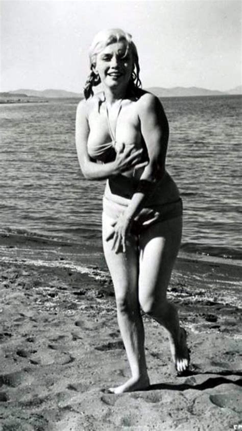 filming the swimming scene september 22 1960 ᗰᗩᖇiᒪyᑎ ᗰoᑎᖇoe ♡ marilyn monroe photos marilyn