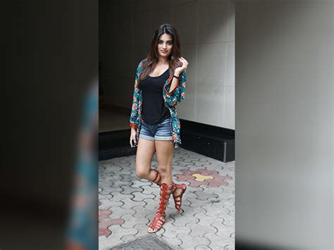 nidhhi agerwal showcased her stunning casual ootd